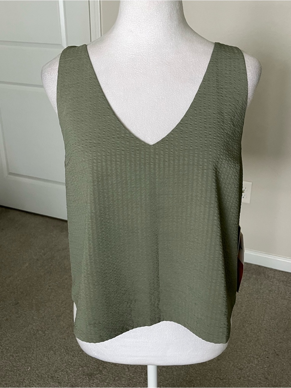 NWT Vuori St Villa Textured V-Neck Tank in Color Laurel Size Medium
